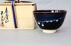 Japanische Teeschale mit originaler Kiribako-Holzbox und dekorativer Glasur Japanische Teeschale mit originaler Kiribako-Holzbox und dekorativer Glasur