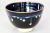 Japanischer Chawan mit dunkel glänzender Glasur und Tropfendekor Japanischer Chawan mit dunkel glänzender Glasur und Tropfendekor