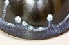Glasurdetails einer Teeschale mit kontrastreichen blauen Akzenten Glasurdetails einer Teeschale mit kontrastreichen blauen Akzenten