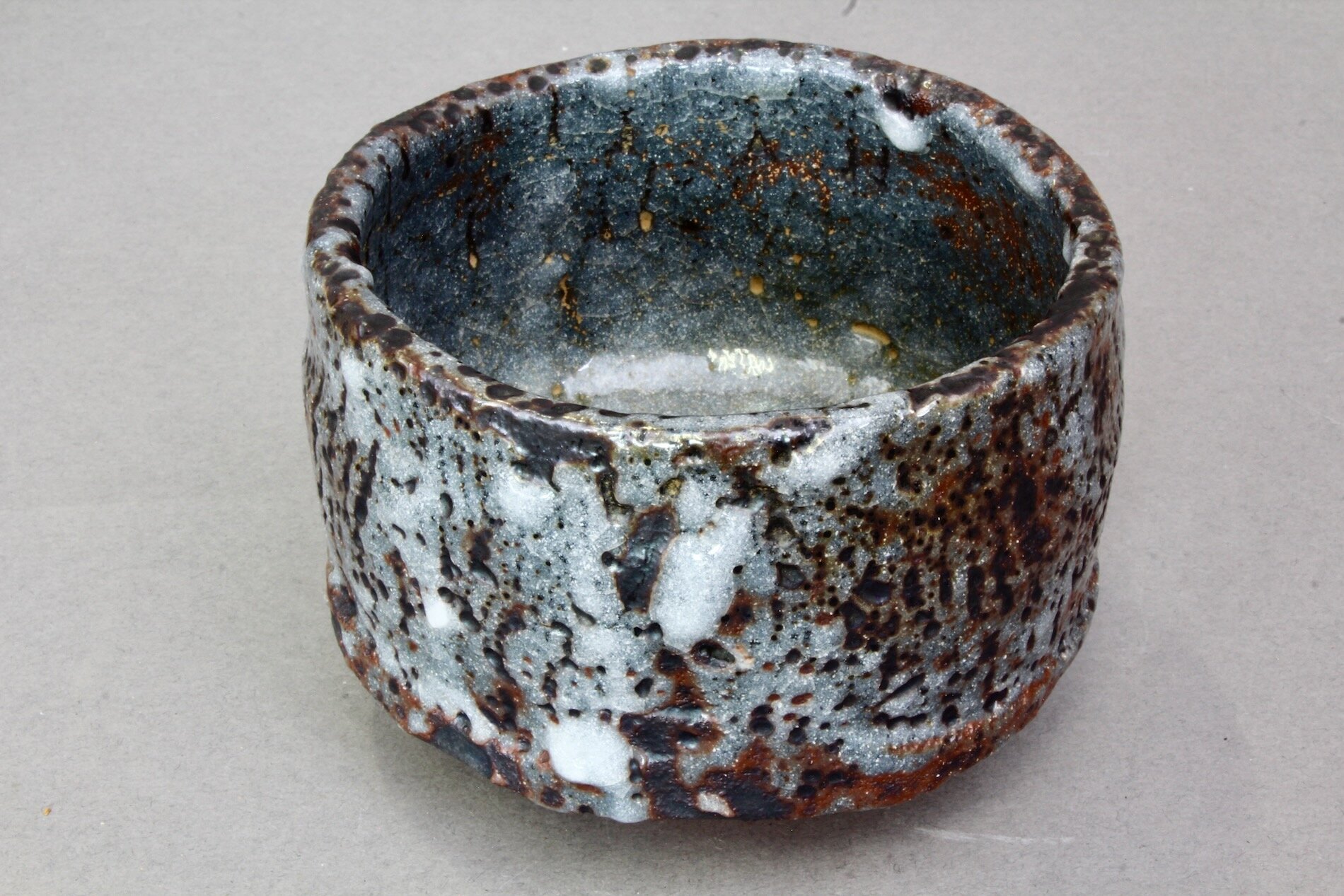 Chawan mit lebendiger Oberfläche und klassischer Raku-Ästhetik