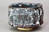 Raku Chawan mit kräftigem Farbspiel und unregelmäßiger Form Raku Chawan mit kräftigem Farbspiel und unregelmäßiger Form