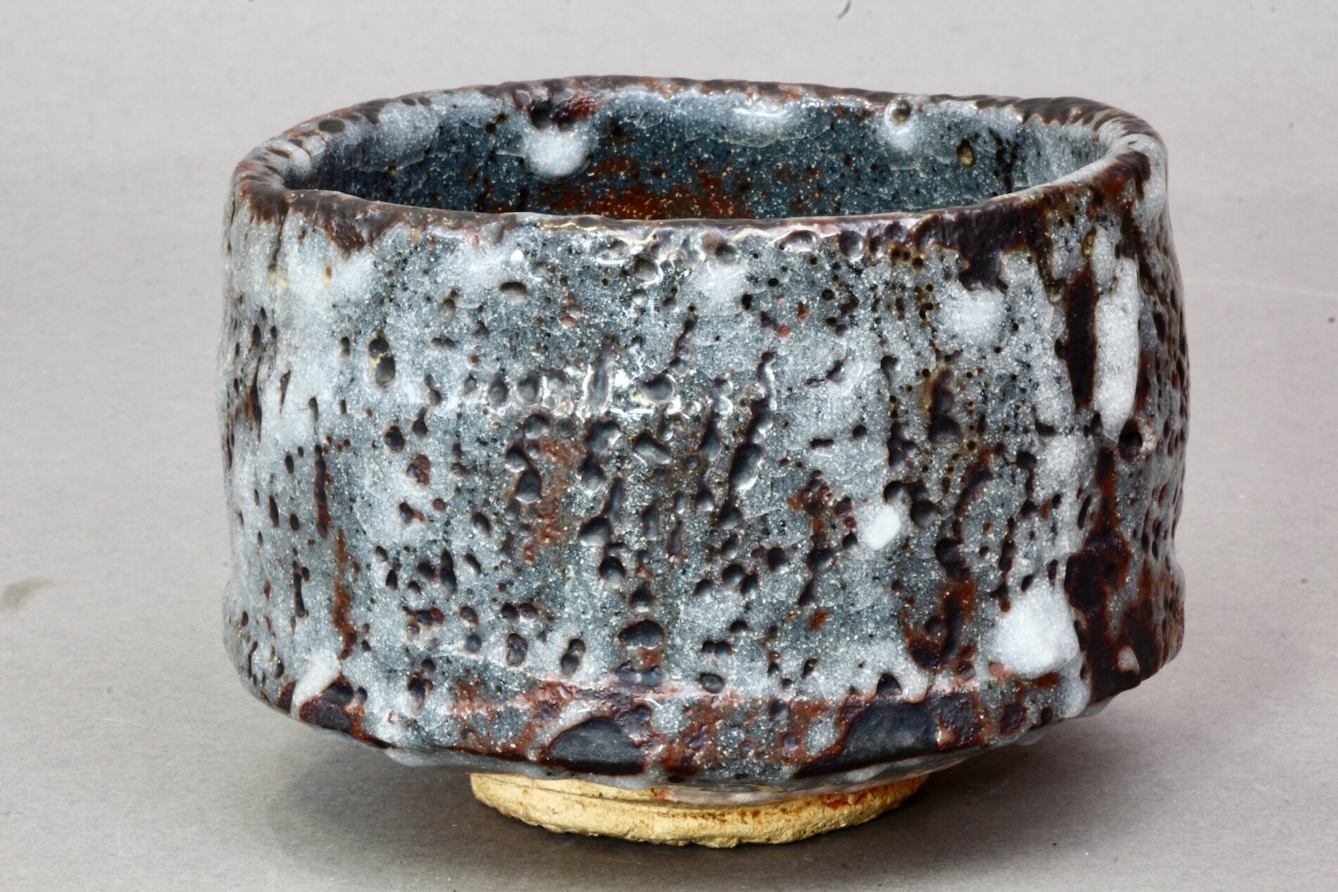 Raku Chawan mit kräftigem Farbspiel und unregelmäßiger Form