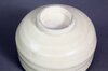 Detailaufnahme des Fußrings und der Glasurunterseite einer klassischen japanischen Chawan Teeschale Detailaufnahme des Fußrings und der Glasurunterseite einer klassischen japanischen Chawan Teeschale