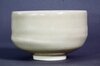Chawan mit dezenter cremeweißer Rissglasur und klassischer Form Chawan mit dezenter cremeweißer Rissglasur und klassischer Form