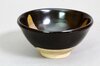 Japanische Teeschale Chawan in Schwarz mit braunen Akzenten und hellem Tonteller Japanische Teeschale Chawan in Schwarz mit braunen Akzenten und hellem Tonteller