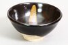 Detailansicht einer japanischen Chawan Teeschale mit schwarzer Glasur und braunem Streifen innen Detailansicht einer japanischen Chawan Teeschale mit schwarzer Glasur und braunem Streifen innen