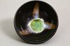 Innenansicht einer japanischen Chawan Teeschale mit farbiger Glasur und Dekorstreifen Innenansicht einer japanischen Chawan Teeschale mit farbiger Glasur und Dekorstreifen