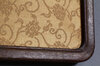 Fein gearbeiteter Holzrahmen mit traditionellem Brokat Fein gearbeiteter Holzrahmen mit traditionellem Brokat