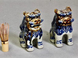 1 Paar Shishi Wächterlöwen - Keramik Schutzfiguren | © Shoji Bau | Japanische Antiquitäten und Möbel