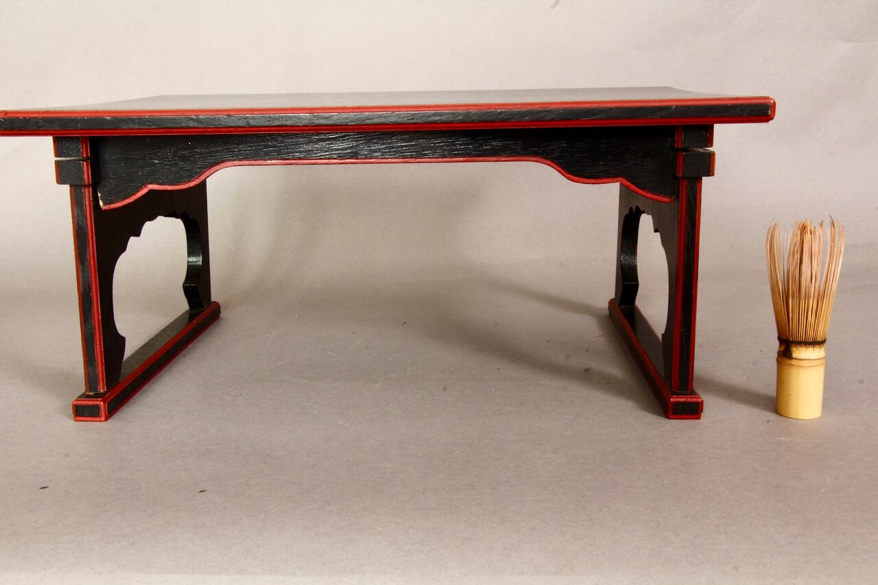 Größenvergleich: Japanischer Klapp-Schreibtisch neben einem Chasen (Matchabesen)