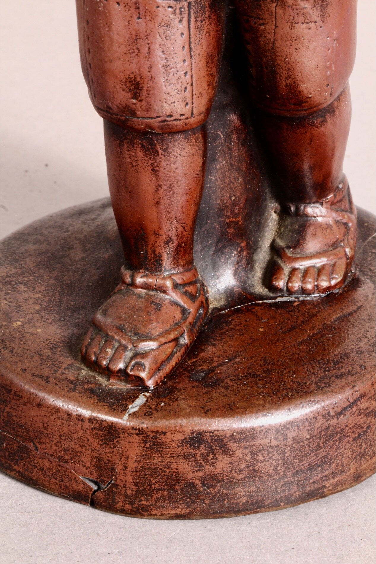 Detail der Füße und Base der Bronzestatue Ninomiya Kinjirou