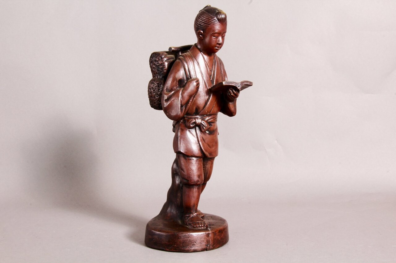 Figur des jungen Ninomiya Kinjirou beim Lesen – Sinnbild für Fleiß und Wissensdurst