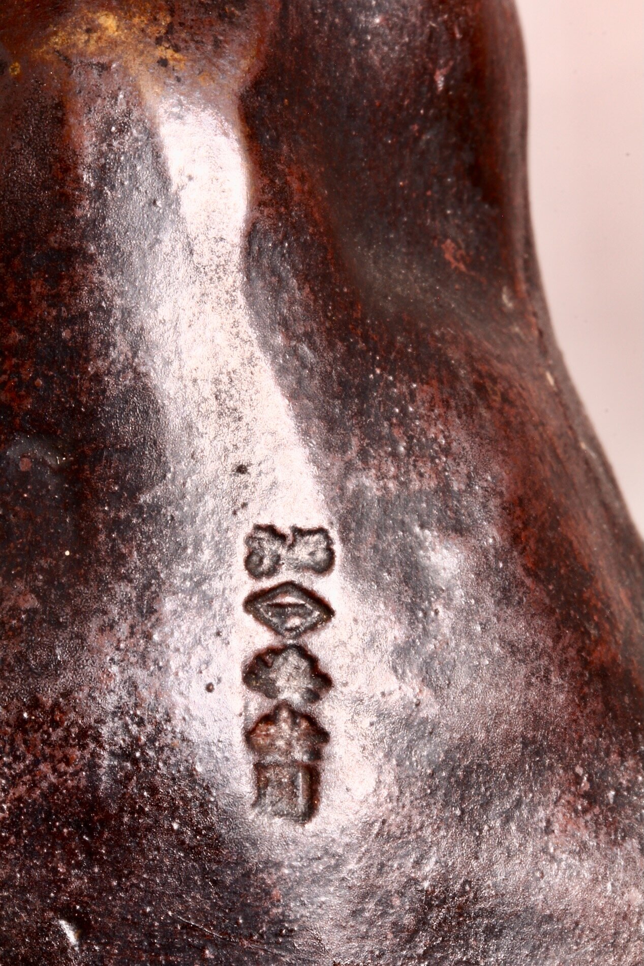 Signatur auf der Bronzefigur des Ninomiya Kinjirou – Prägung im Sockelbereich