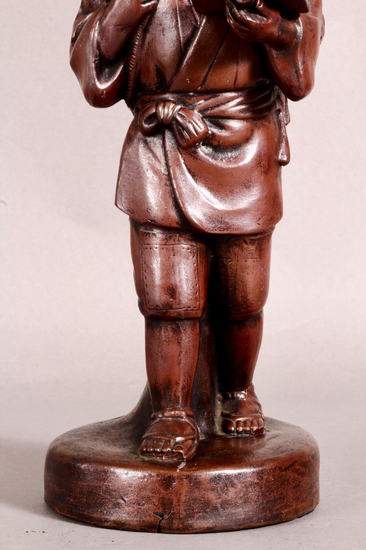 Sockel und Füße der Figur Ninomiya Kinjirou – traditioneller Stand auf runder Basis