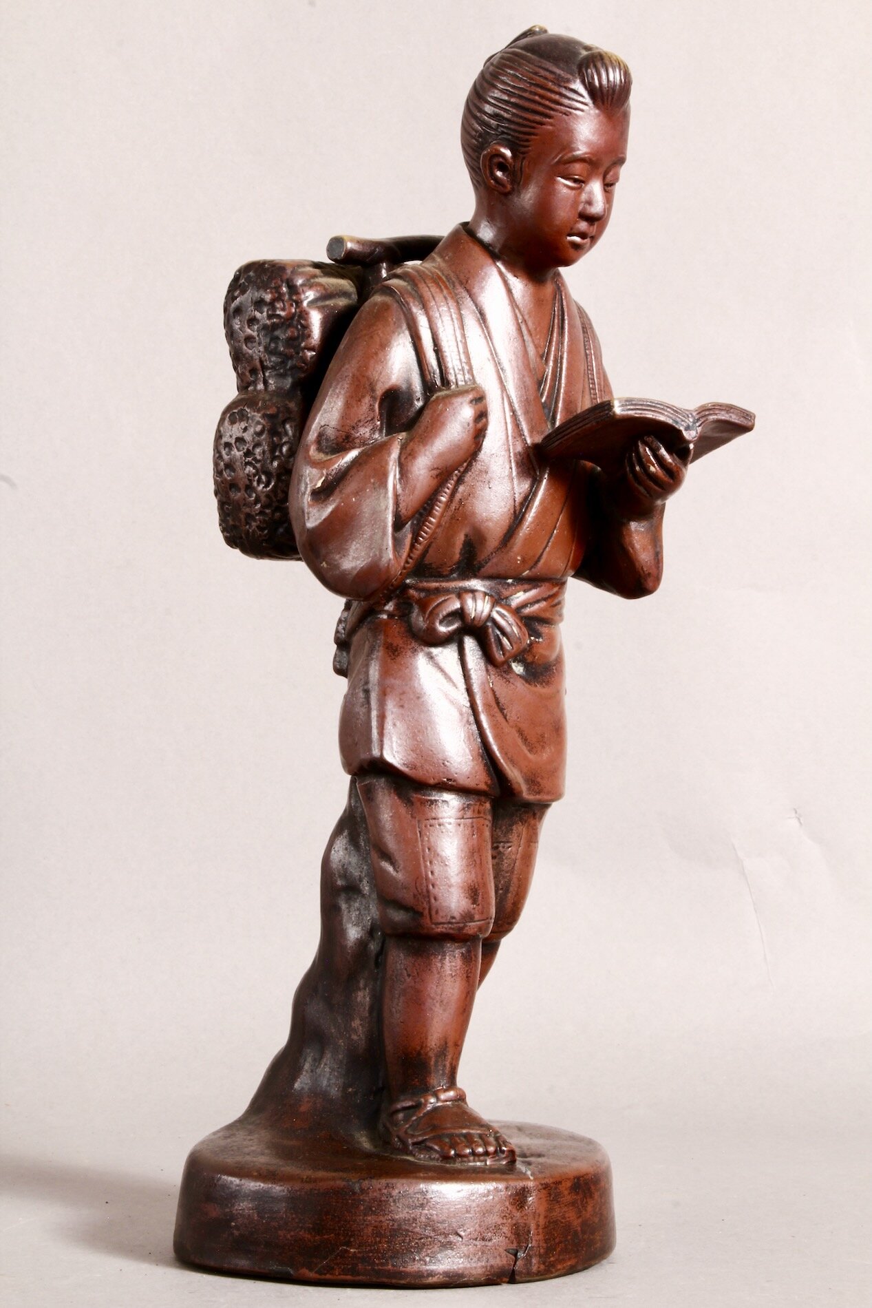 Ninomiya Kinjirou – japanische Bronzefigur eines lesenden Jungen mit Feuerholz auf dem Rücken