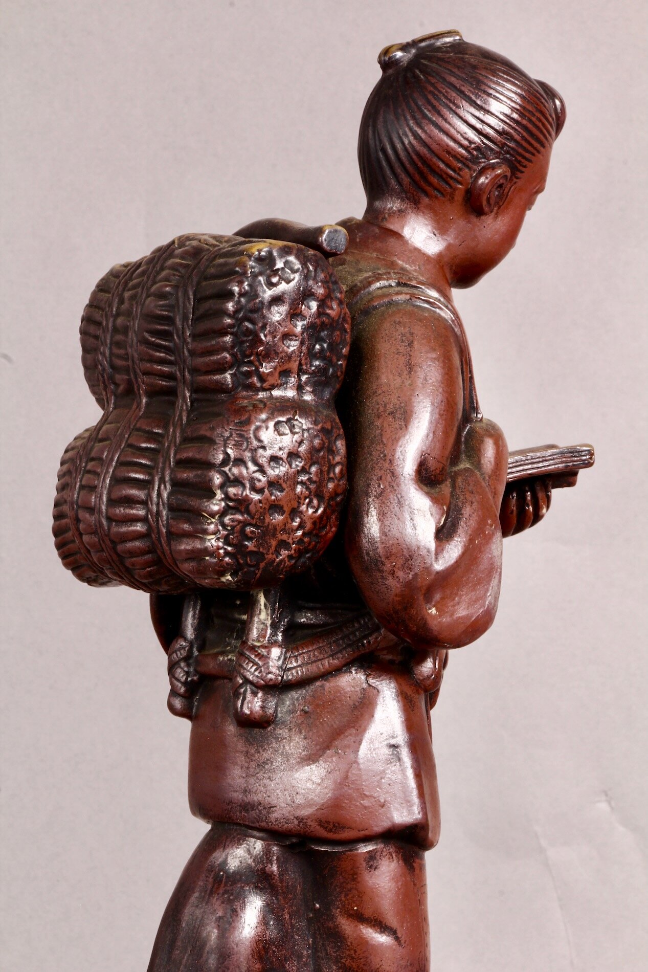 Rückseite der Figur Ninomiya Kinjirou mit detailliertem Holzbündel