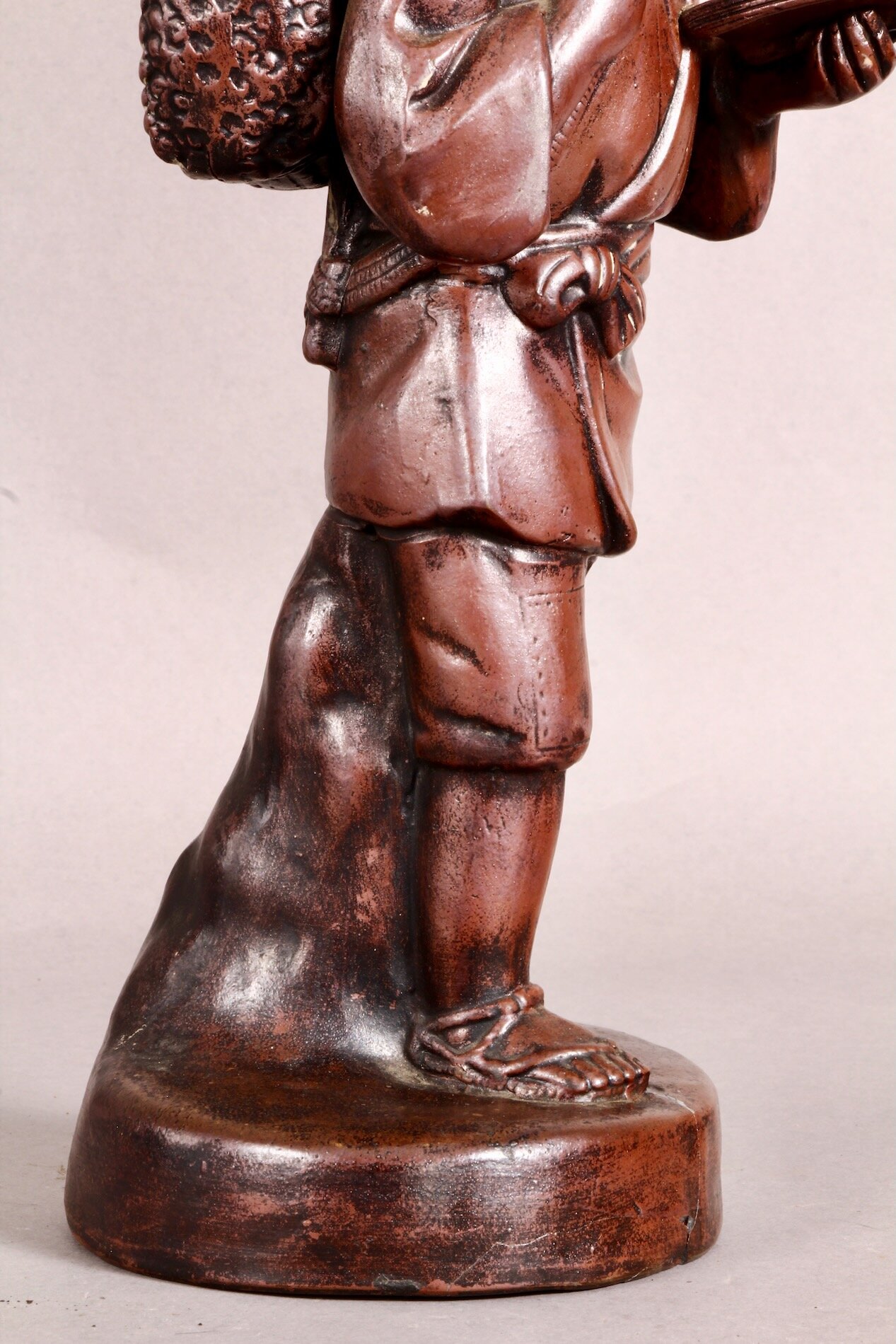 Detail des Unterkörpers der Ninomiya Kinjirou Figur mit Kimono-Falten und Beinbinde