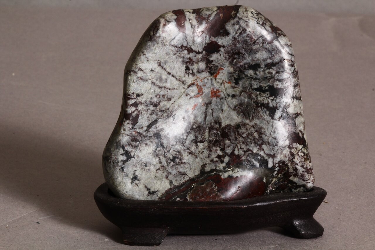 Suiseki Stein mit natürlichem Muster und polierter Oberfläche