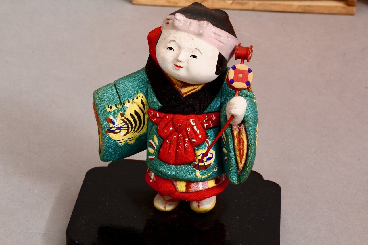 Japanisches Stoffpüppchen mit Trommel im festlichen Kimono