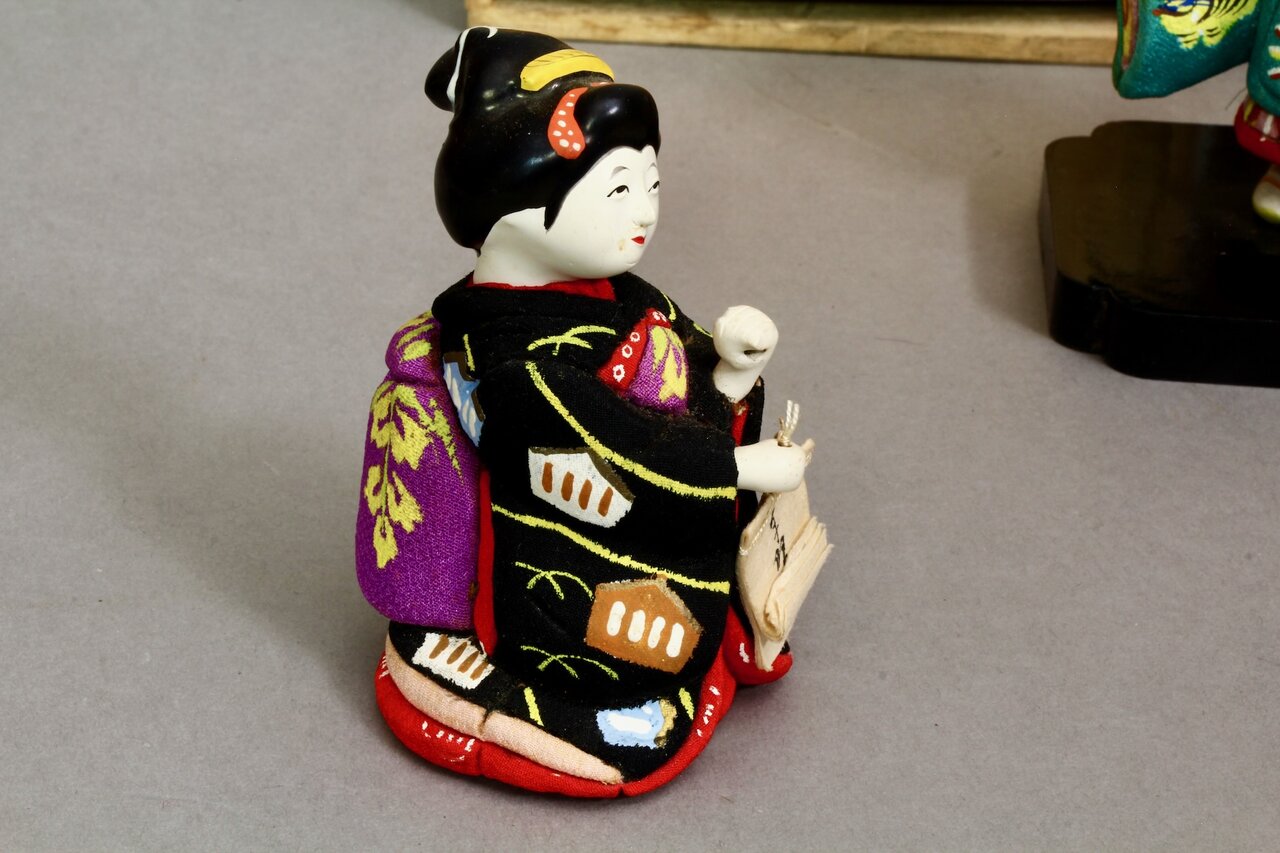 Seitenprofil einer japanischen Kimono-Figur 