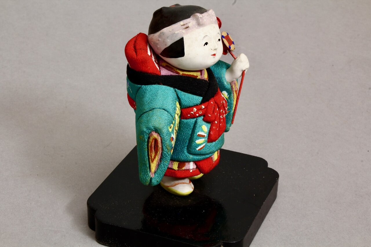 Japanisches Kind mit Spielzeugtrommel in farbenfrohem Gewand