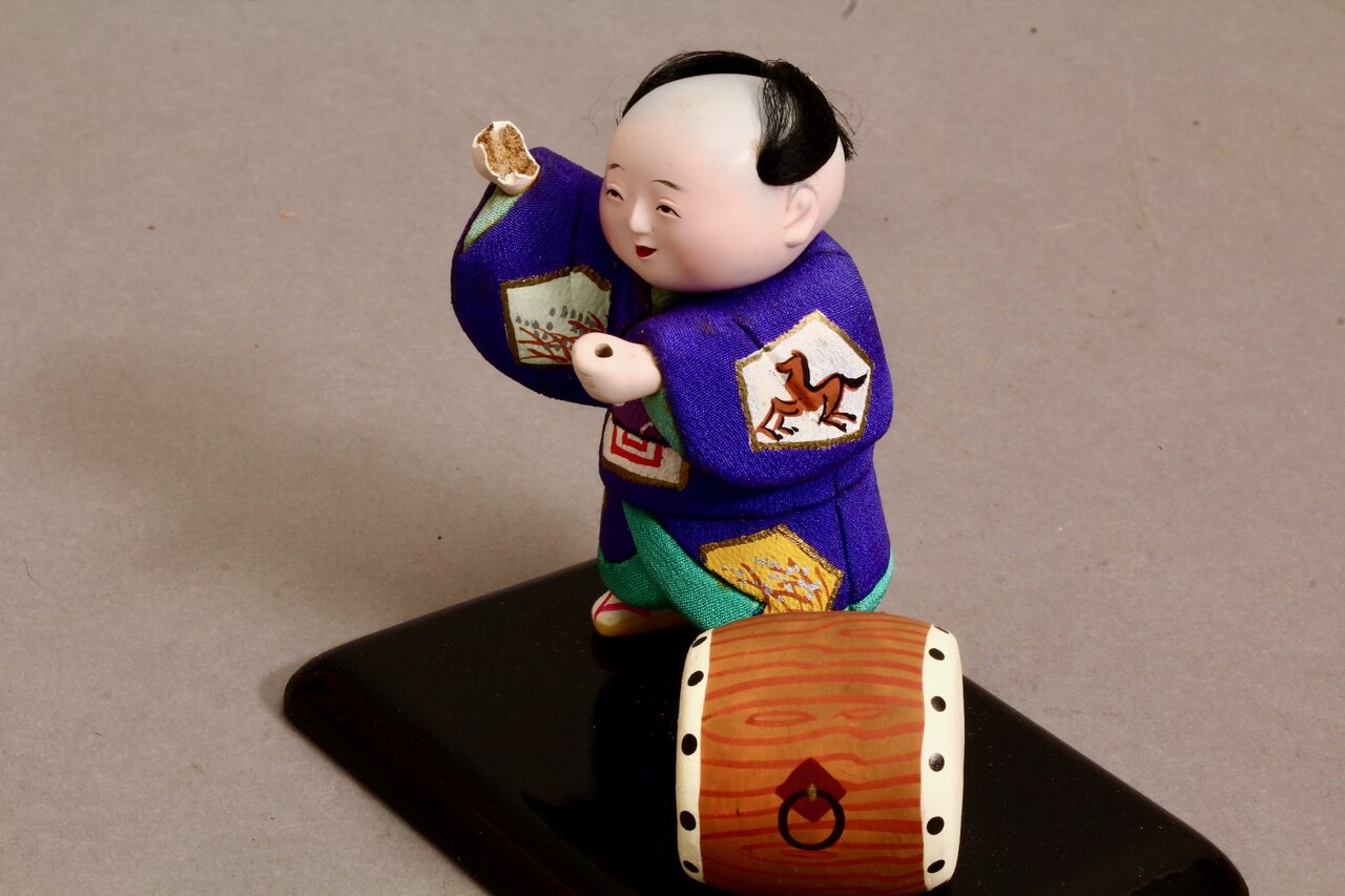  Stofffigur im Kimono mit Trommelmotiv aus Japan