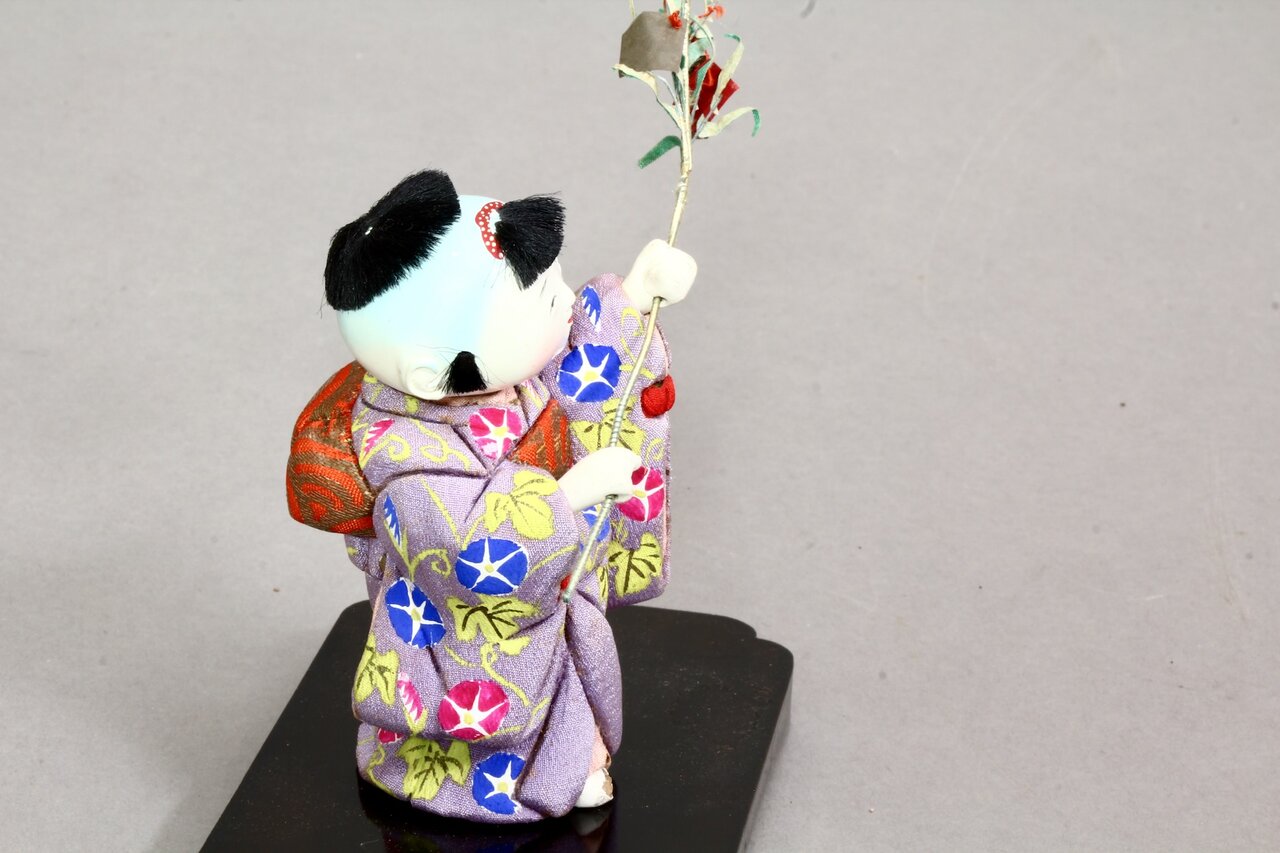 Stoffpuppe mit aufwendig besticktem Kimono und Haarschmuck