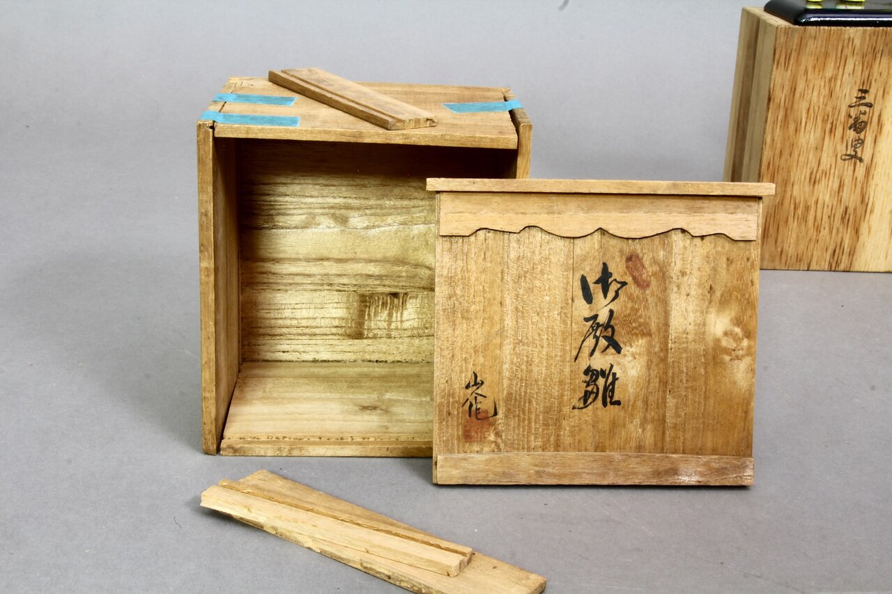  Innenansicht einer traditionellen japanischen Holzbox mit kalligraphisch beschriftetem Deckel