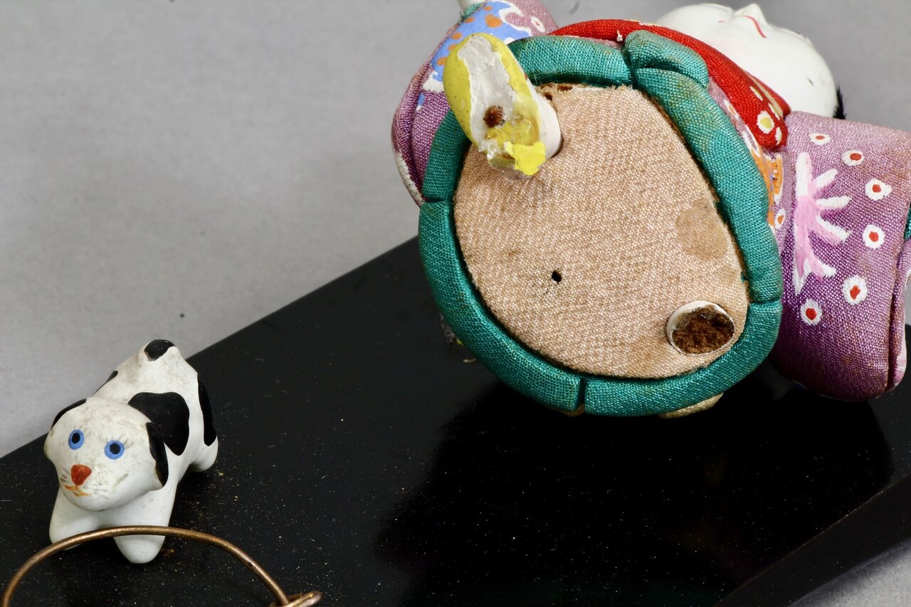 Unterseite einer traditionellen japanischen Spielzeugfigur mit Hund