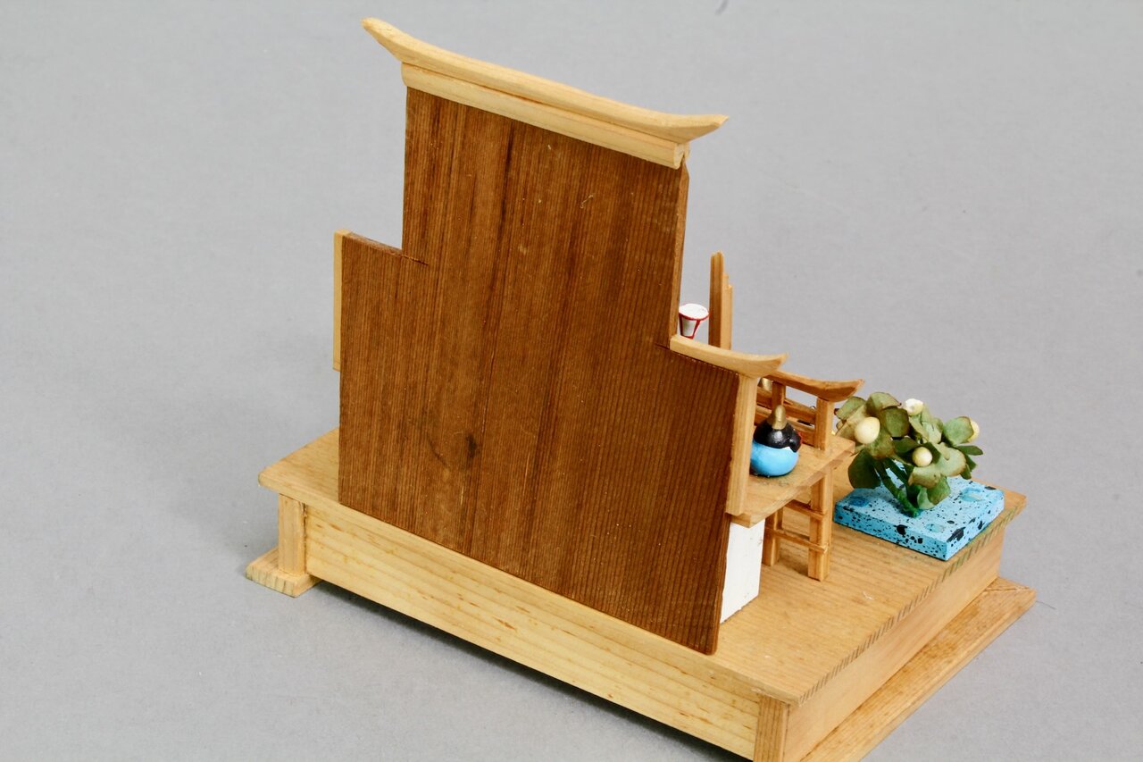 Rückseite des detailreich gestalteten Miniatur-Schreins mit Kirschblütenmotiv und Puppen