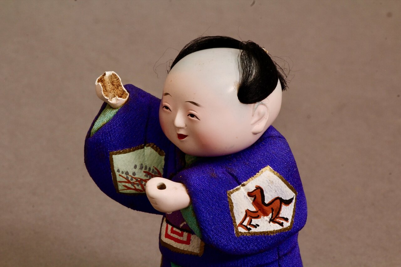 Feine Gesichtszüge einer handgearbeiteten Kimono-Figur