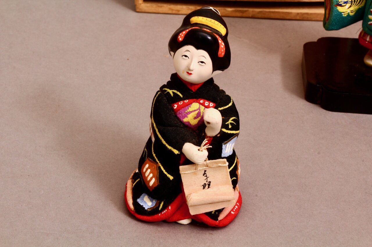Handgefertigte Frauenfigur im Kimono mit traditionellem Accessoire