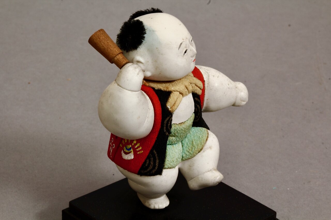 Verspielte Kinderdarstellung mit Keule aus Japan