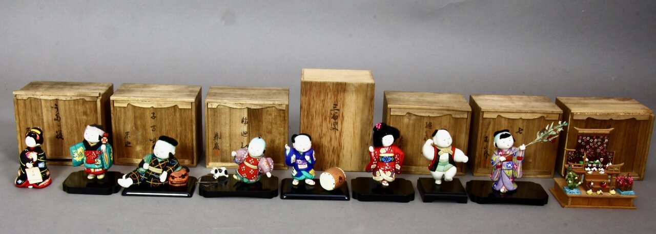 Acht Japanische Spielzeugfiguren und ein Schrein mit Holzkästchen in Originalzustand