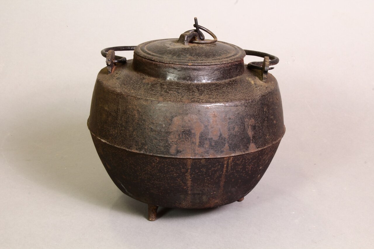 Antiker japanischer Wasserkessel mit Deckel und Tragegriff