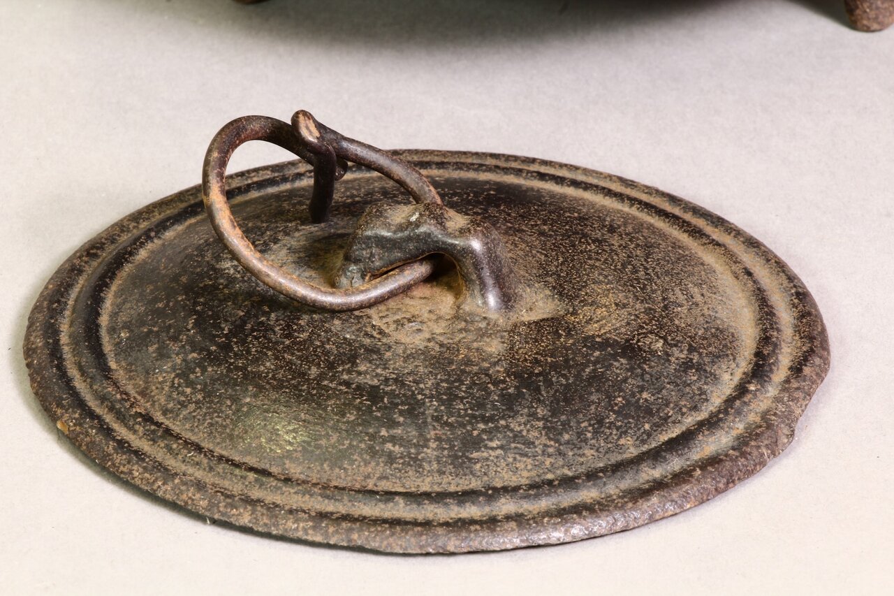 Detail des Gusseisendeckels mit Ringgriff