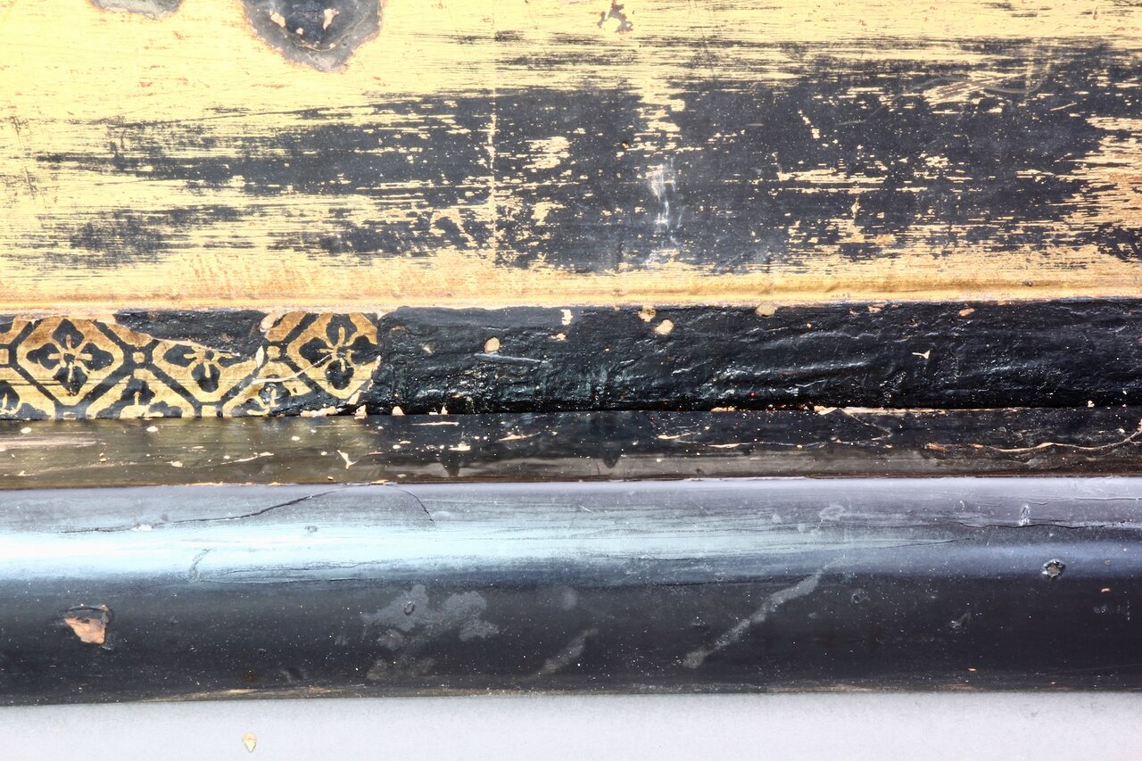 Abblätterndes Golddekor der Werbetafel