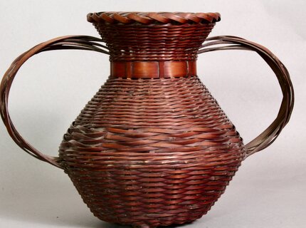 Ikebana-Korb mit zwei geschwungenen Griffen Ikebana-Korb mit zwei geschwungenen Griffen