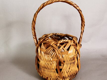 Handgefertigter Ikebana-Bambuskorb mit gedrehtem Griff Handgefertigter Ikebana-Bambuskorb mit gedrehtem Griff