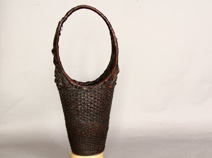 Eleganter dunkler Ikebana-Korb mit feinem Rundhenkel Eleganter dunkler Ikebana-Korb mit feinem Rundhenkel