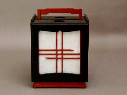 Japanische Lampe aus Holz mit schwarzem Korpus, roten Akzenten und abnehmbarem Schirm Japanische Lampe aus Holz mit schwarzem Korpus, roten Akzenten und abnehmbarem Schirm