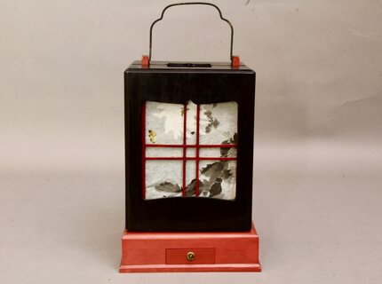 Traditionelle Ariake-Andon Lampe mit floralem Motiv und schwarzer Außenschale Traditionelle Ariake-Andon Lampe mit floralem Motiv und schwarzer Außenschale