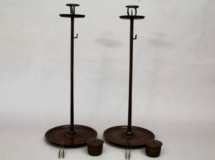 Antike japanische Kerzenhalter mit Zubehör – Set aus zwei Leuchtern mit Döschen und Werkzeug Antike japanische Kerzenhalter mit Zubehör – Set aus zwei Leuchtern mit Döschen und Werkzeug