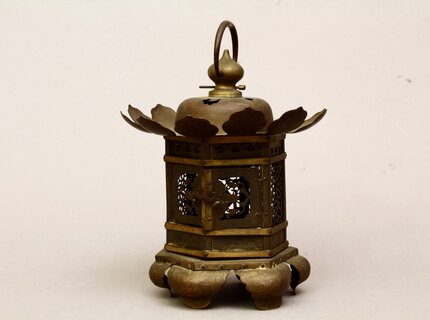 Dunkel patinierte japanische Hängelaterne im traditionellen Stil Dunkel patinierte japanische Hängelaterne im traditionellen Stil